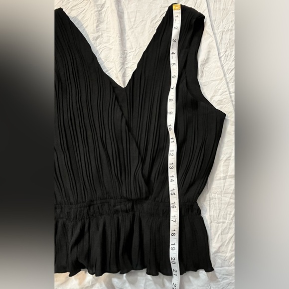 Moodie Women’s Small Black Sleeveless V-Neck Top - Picture 6 of 9